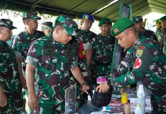Kasad Jenderal TNI Dudung Abdurachman periksa kelengkapan prajurit Yonif 143/TWEJ 