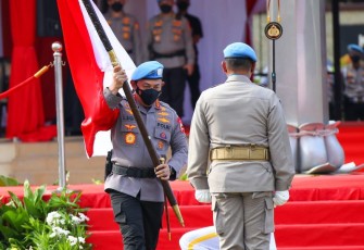 Kapolri saat memberikan bendera merah-putih kepada pasukan perdamaian PBB