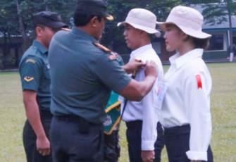 Danrindam Jaya Kolonel Inf Ayub Akbar saat memberikan lencana peserta