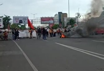 Penutupan jalan oleh pengunjuk rasa di Makassar 