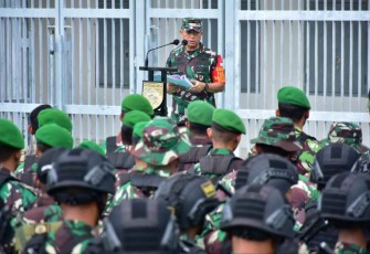 Danrem 091/ASN Brigjen TNI Dendi Suryadi saat memberikan pengarahan 