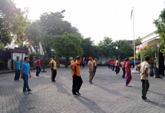 Olahraga bersama di halaman kantor kecamatan Karangjati 