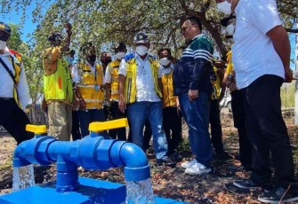 Menteri Basuki saat meninjau hidran pasokan air lahan sorgum di desa Laipori kabupaten Sumba Timur 