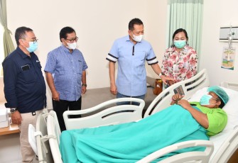 Ketua MPR RI Bambang Soesatyo saat menjenguk pasien operasi katarak