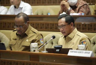 Mendagri Tito saat Raker dengan Komisi II DPR RI di Jakarta 