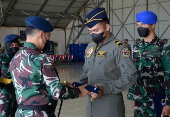 Danlanud Iswahjudi Marsekal Pertama TNI Irwan Pramuda saat memberikan sertifikasi pelatihan