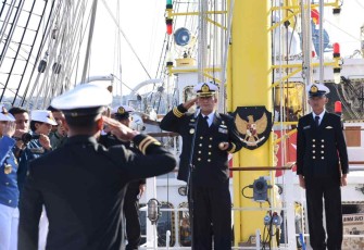 Upacara HUT TNI AL Ke-77 di geladak KRI Bima Suci