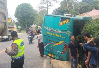 Bus terperosok saat menyalip di jalan raya Serang