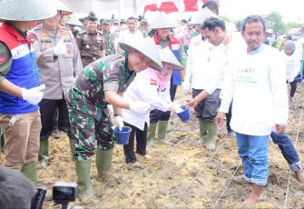 Kasad Jenderal TNI Dudung Abdurachman saat launching program ketahanan pangan di wilayah Kodim 0303/Bengkalis
