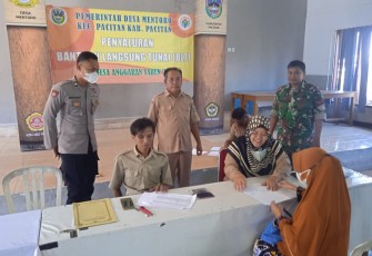Koptu Fidri saat dampingi penyaluran BLT DD warga binaan