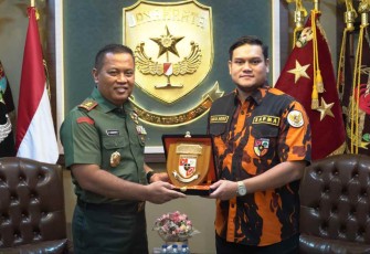 Pangdam Jaya Mayjen TNI Untung Budiharto saat menerima cenderamata Pemuda Pancasila di Makodam Jaya