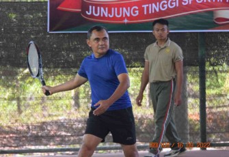 Danrem 121/Abw Brigjen TNI Pribadi Jatmiko saat unjuk kebolehan pertandingan tenis lapangan