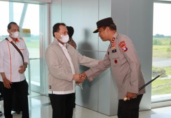 Kapolda Kalteng Irjen Pol Drs Nanang Avianto saat menyambut wakil ketua komisi III DPR RI Ir Pangeran Khairul Saleh