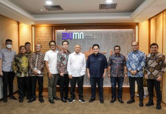 Menteri Teten Masduki saat foto bersama 