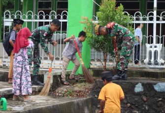 Edukasi siswa peduli kebersihan lingkungan masjid 