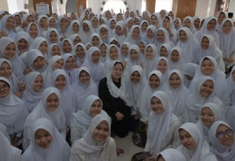 Puan Maharani bersama santri ponpes Mahasina Bekasi, Rabu (21/9)