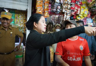 Puan Maharani saat berdialog dengan pedagang pasar Pondok Gede, Rabu (21/9)