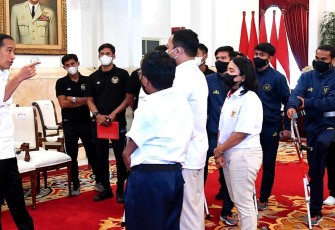 Presiden Joko Widodo saat memberikan motivasi atlet PSAI di istana negara Jakarta, Rabu (21/9)