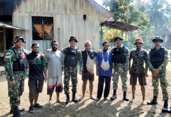 Kebersamaan warga perbatasan dengan Satgas Yonif  126 di Papua