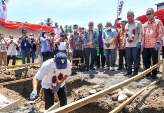 MenkopUKM Teten saat peletakan batu pertama pembangunan pabrik olahan kelapa di Kabupaten Minahasa Selatan, Jum'at (22/9)