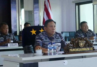 Pangkoarmada III Laksamana Muda TNI Irvansyah saat mengikuti exit briefing Pangkoarmada RI secara virtual 