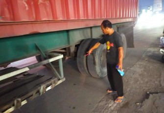 TKP truck menewaskan pengendara motor, Minggu (25/9)