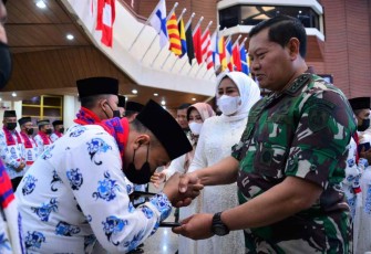 Kasal Laksamana TNI Yudo Margono saat melepas prajuritnya ibadah umroh