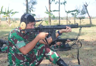 Danlanud Sugiri Sukani Mayor Pnb Supardo Butarbutar saat latihan menembak dengan senjata laras panjang, Selasa (27/9)