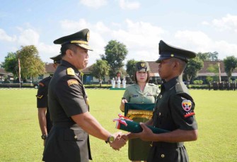 Kasdam IX Udayana Brigjen TNI Sachono saat penyematan pangkat prajurit dua 
