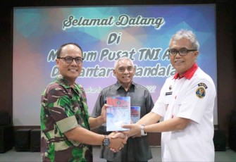 Kamuspusdirla Kolonel Sus Yuto Nugroho saat menerima buku dari BSSN di Yogyakarta, Selasa (27/9)