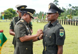 Pangdam Kasuari Mayjen TNI Gabriel Lema saat Lantik prajurit Dikmata TNI AD