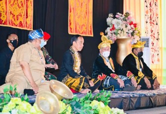Presiden Joko Widodo usai dianugerahi gelar kesultanan Buton. Selasa (27/9)