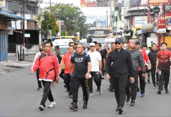 Danrem 023/KS Kol Inf Dodi Triwinarto saat mendampingi Gubsu Edy Rahmayadi olahraga jalan sehat, Rabu (28/9)