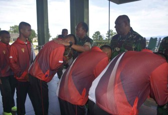 Pangdam Kasuari Mayjen TNI Gabriel Lema saat melepas kontingen liga santri piala Kasad. Selasa (27/9)
