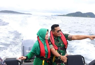 Danrem 023/KS Kol Inf Dodi Triwinarto saat trabas ombak baksos di pulau terpencil. Rabu (28/9)
