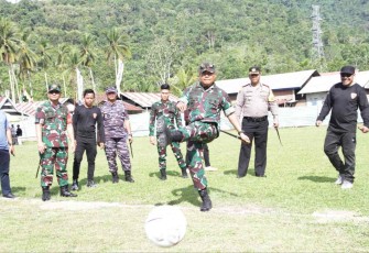 Danrem 142/Tatag Brigjen TNI Farouk saat kick off turnamen sepak bola Bambu Cup I, Rabu (28/9)