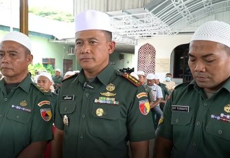 Danrem 081/DSJ Kolonel Inf Deni Rejeki saat berangkatkan prajuritnya ibadah umroh. Rabu (28/9)