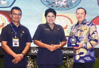 Ketua Pembina YHT Ny Vero Yudo Margono saat sesi foto bersama dalam Rakernas YHT tahun 2022 di Jakarta, Rabu (28/9)