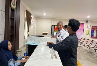 Tejo Harwanto saat berbincang dengan pengunjung di Lapas Cilegon, Rabu (28/9)