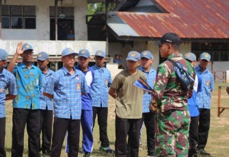 Personel satgas saat melatih Ketangkasan Baris-Berbaris Siswa SMA 1 Badau, Kamis (29/9) 