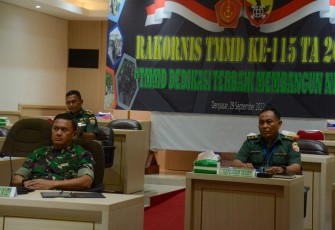 Aster Kasdam IX/Udayana saat mengikuti Rakernis TMMD ke 115 secara virtual. Kamis (29/9)
