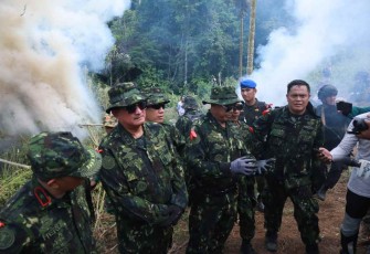 Tujuh Jenderal saat bakar ladang ganja di Kecamatan Indrapuri Kabupaten Aceh Besar. Kamis (29/9)