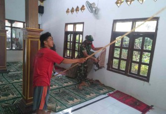 Serka Handri saat membersihkan masjid di desa binaan