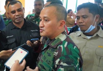 Kapendam XVIII Kasuari Letkol Inf Batara Alex Bulo saat memberikan keterangan pers di Makodam, Kamis (29/9)