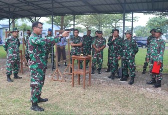 Kadislog Lanud Sugiri Sukani Mayor Tek Subekti Herlambang saat memberikan pengarahan menembak pistol