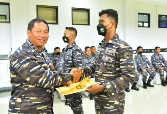 Askomlek Kasal Laksamana Muda TNI Tunggul Suropati saat memberikan sertifikat pelatihan personel Koarmada III, Jum'at (30/9)