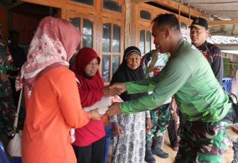 Dandim 0805/Ngawi saat memberikan bantuan sembako, Sabtu (1/10)