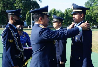Pangkoopsud II Marsekal Muda TNI Widyargo Ikoputra saat menyematkan kenaikan pangkat prajuritnya. Sabtu (1/10)