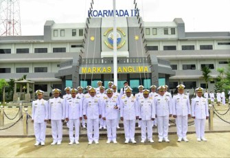 Pangkoarmada III Laksamana Muda TNI Irvansyah foto bersama usai kebaikan pangkat prajuritnya, Sabtu (1/10) 