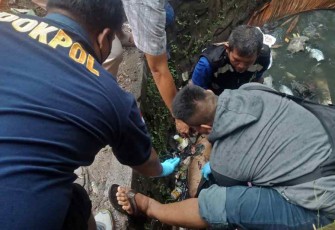 Proses evakuasi mayat di saluran air di lingkungan Pabuaran. Minggu (2/10)